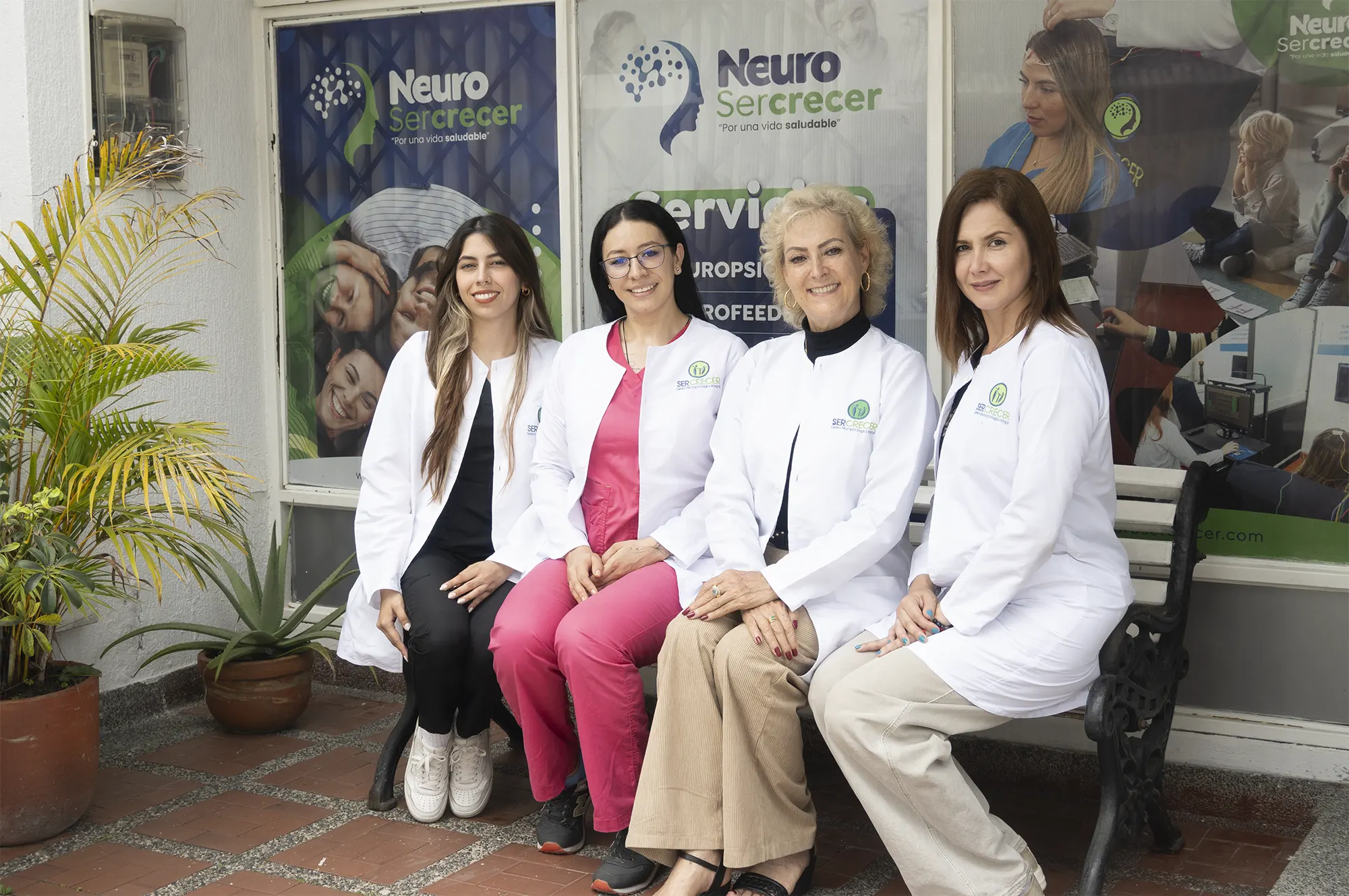 Dra. Elianeth Gómez y su equipo de profesionales de ÁgilMente™